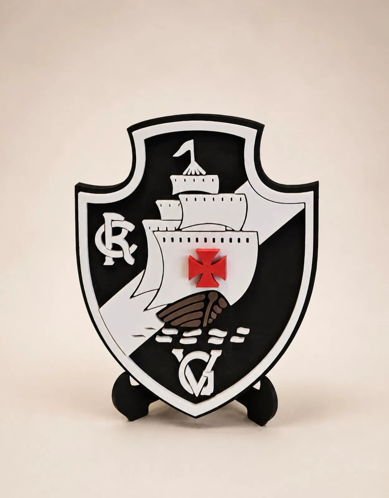 Black and white Vasco da Gama team crest displayed on a small stand